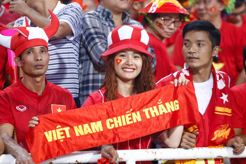 Nữ cổ động viên xinh đẹp Việt Nam trên khán đài sân Mỹ Đình.(Ảnh: Minh Chiến/Vietnam+)