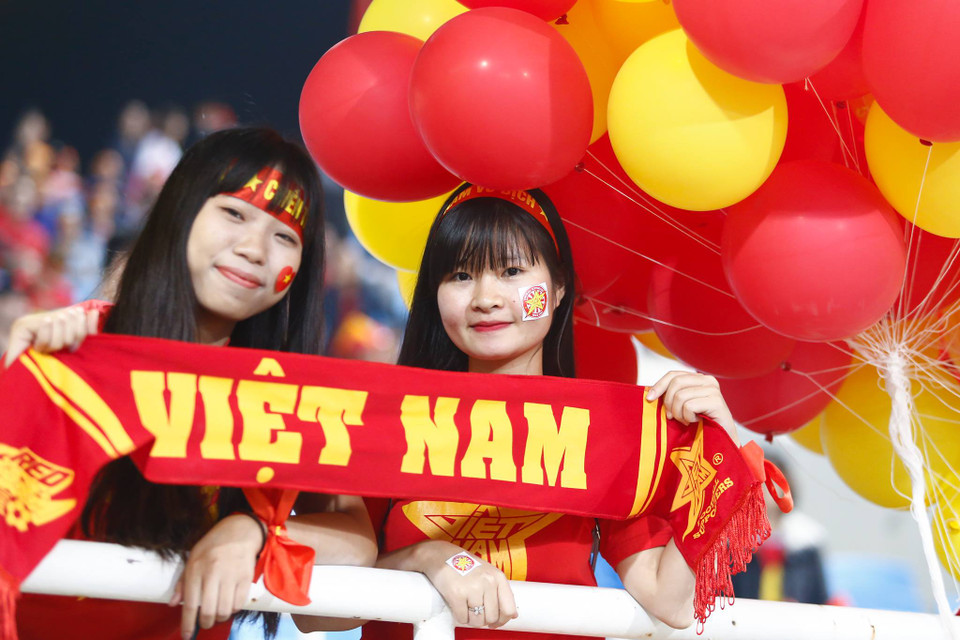 Nữ cổ động viên Việt Nam trên khán đài sân Mỹ Đình. (Ảnh: Minh Chiến/Vietnam+)