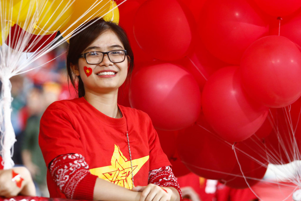 Nét rạng ngời của nữ cổ động viên chờ đợi chiến thắng của đội nhà. (Ảnh: Minh Chiến/Vietnam+)