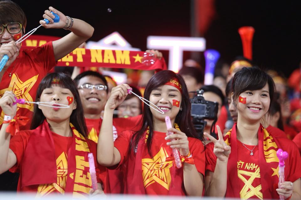 Các cổ động viên xinh đẹp đến Mỹ Đình cổ vũ đội tuyển Việt Nam. (Ảnh: Minh Chiến/Vietnam+)