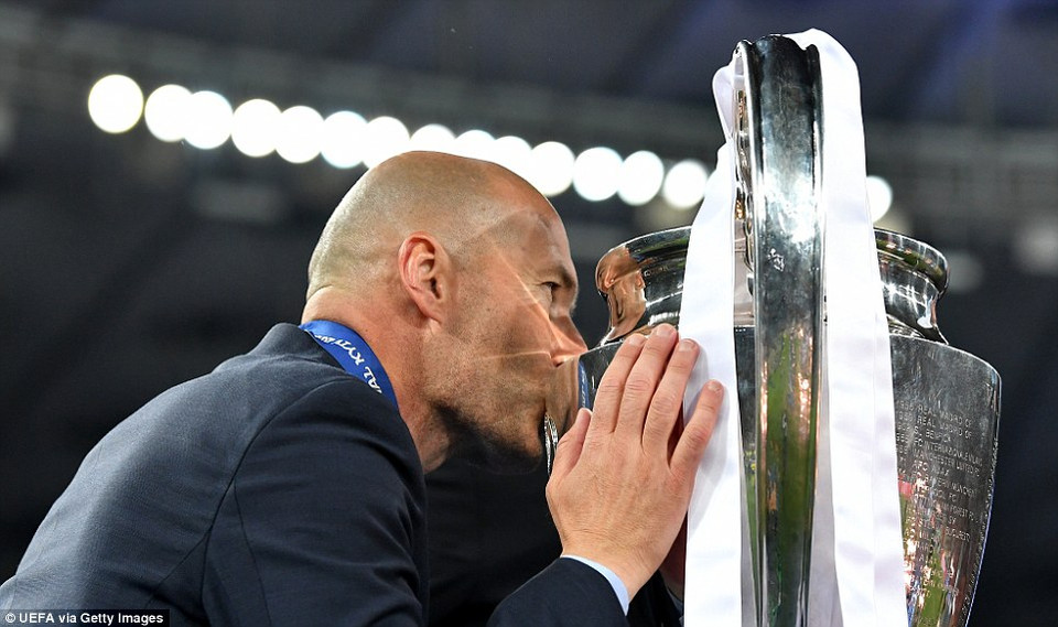 Zidane lại có dịp hôn cúp.