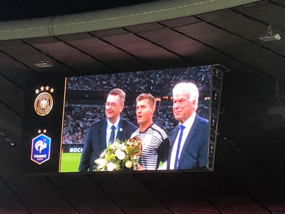 Toni Kroos được vinh danh. (Ảnh: Thắng Trương/Vietnam+)