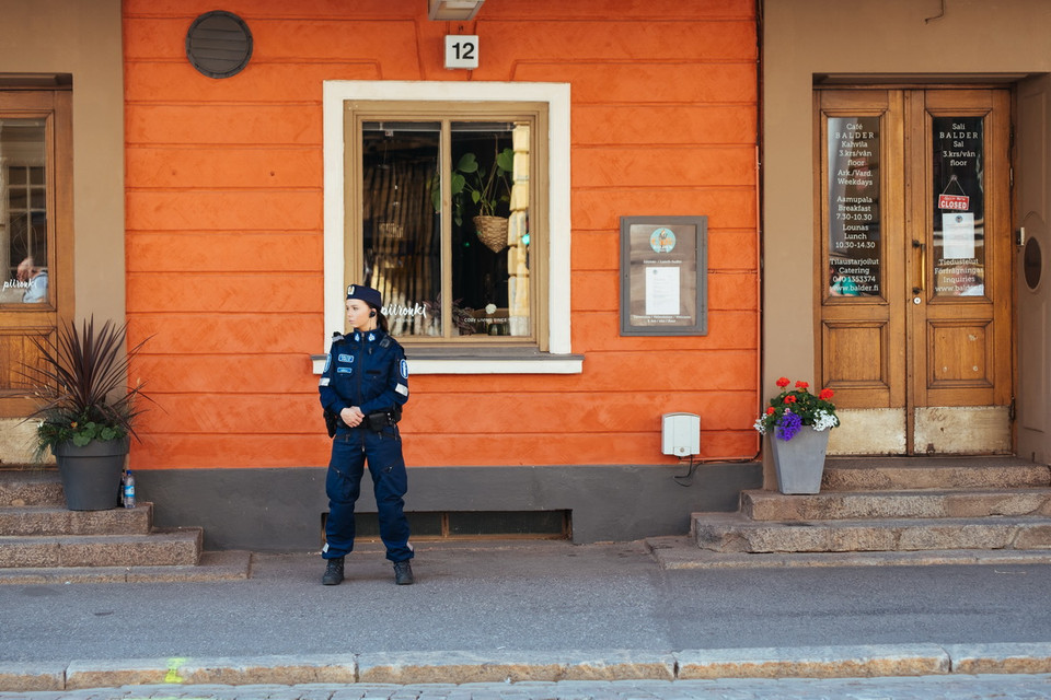 Cảnh sát Phần Lan gác tại dinh Tổng thống nước này ở Helsinki, nơi theo kế hoạch sẽ diễn ra hội nghị thượng đỉnh Mỹ - Nga ngày 16/7. (Nguồn: AFP/TTXVN)