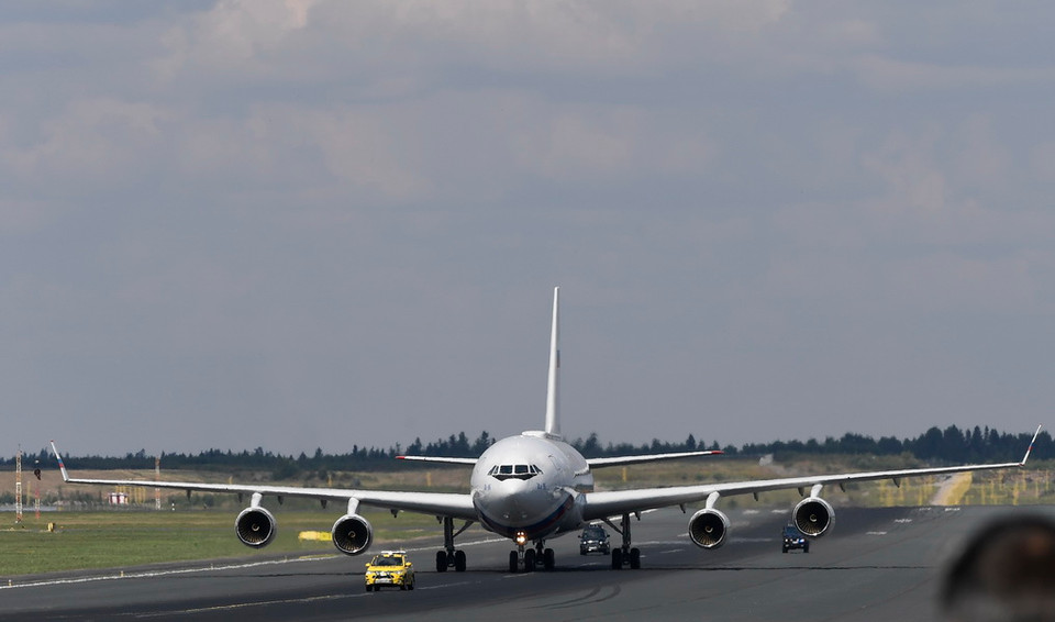 Chuyên cơ chở Tổng thống Nga Vladimir Putin hạ cánh xuống sân bay Helsinki-Vantaa ở Helsinki, Phần Lan ngày 16/7. (Ảnh: AFP/TTXVN)