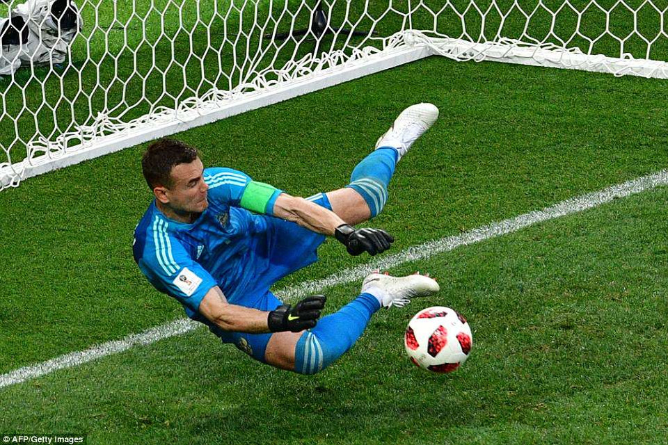 ...đặc biệt là thủ thành Igor Akinfeev đã chơi xuất sắc để cản phá hai lượt sút của Koke và Aspas.