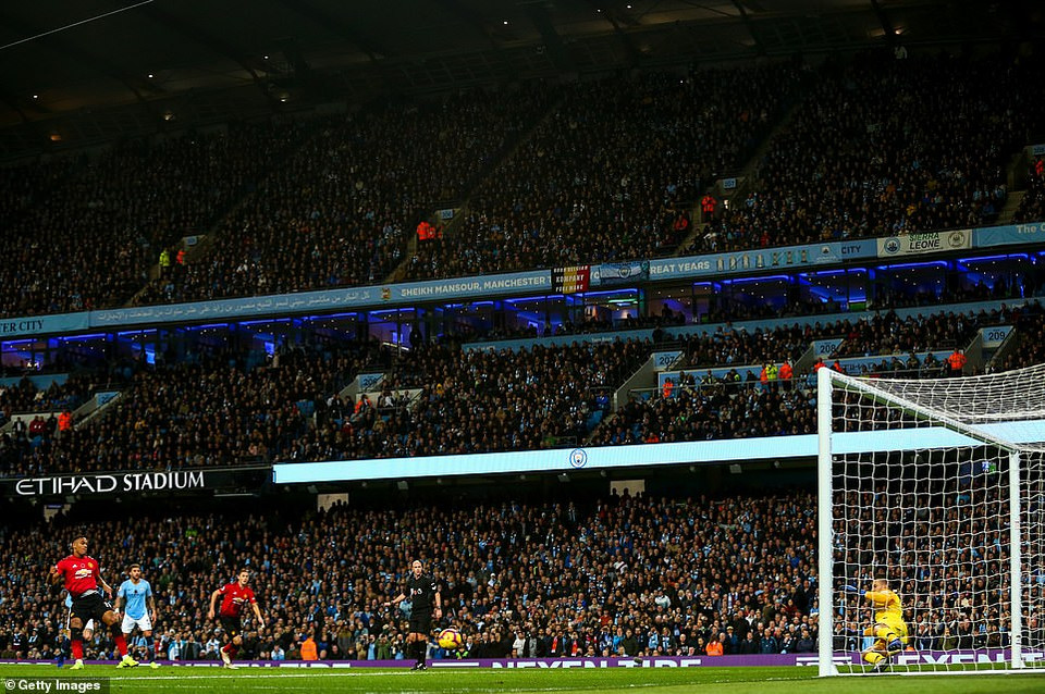 10 phút sau, Anthony Martial nhen nhóm hy vọng có điểm cho Manchester United.