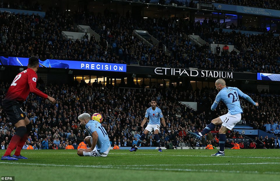 ...và đội chủ nhà chỉ mất 12 phút để có dịp ăn mừng.