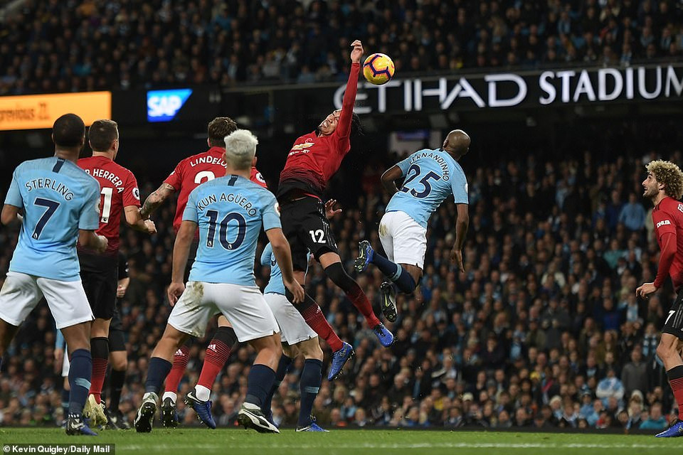 Trận derby thành Manchester nóng ngay sau tiếng còi khai cuộc...