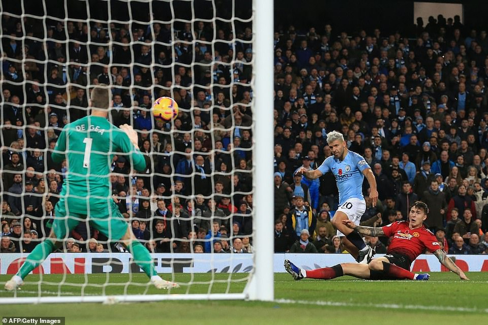 Ngay đầu hiệp 2, người hâm mộ Manchester City lại có dịp ăn mừng...