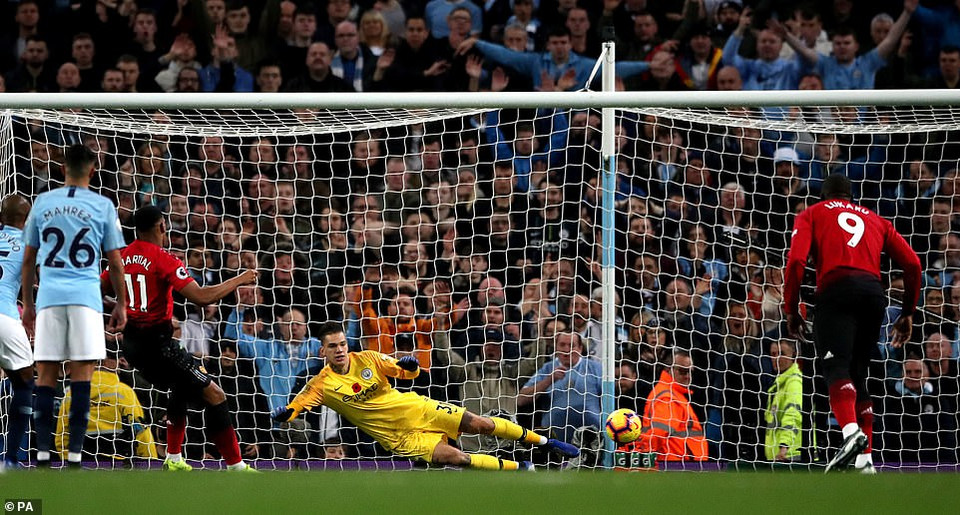 ...bằng bàn thắng rút ngắn khoảng cách 1-2 từ chấm đá phạt 11m.