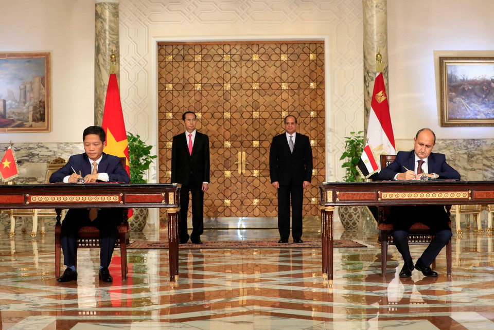 Chủ tịch nước Trần Đại Quang và Tổng thống Ai Cập Abdel Fattah Al Sisi chứng kiến lễ ký các văn kiện hợp tác giữa hai nước. (Ảnh: Nhan Sáng/TTXVN)