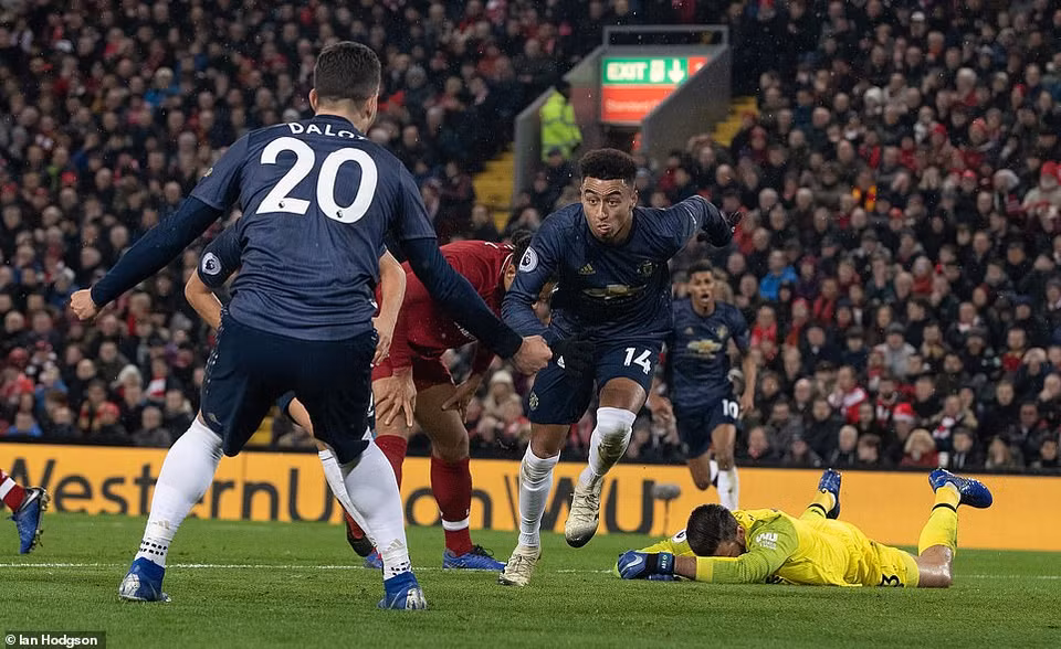 ...bằng bàn thắng gỡ hòa 1-1 của Lingard.