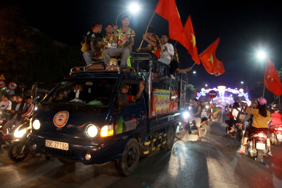 Cổ động viên đổ ra đường từ sân Mỹ Đình ăn mừng sau chiến thắng của đội tuyển Việt Nam.(Ảnh: Vietnam+)