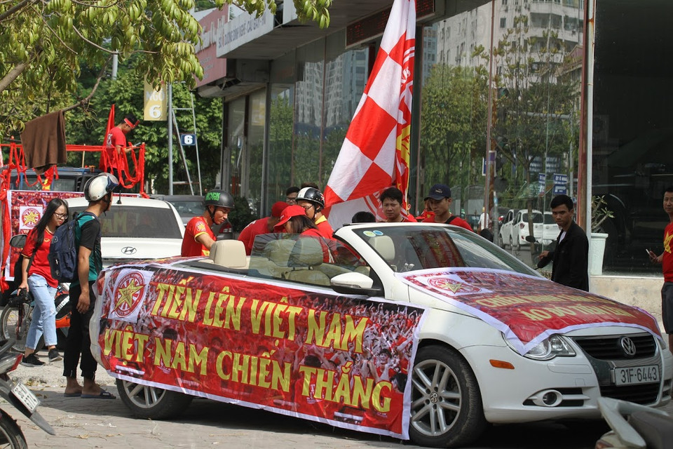 Chiều 6/12, đông đảo cổ động viên đã chuẩn bị tinh thần tiếp lửa cho đội tuyển Việt Nam quyết tâm giành chiến thắng trong trận bán kết lượt về gặp đội tuyển Philippines trong khuôn khổ AFF Suzuki Cup. (Ảnh: Minh Sơn/Vietnam+)