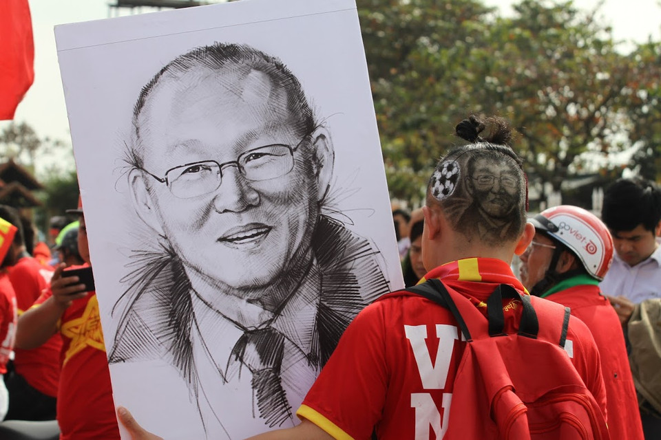 ...và khắc cả hình của HLV Park Hang-seo. (Ảnh: Minh Sơn/Vietnam+)