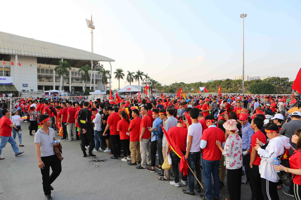 Cổ động viên xếp hàng vào sân. (Ảnh: Thành Đạt/TTXVN)