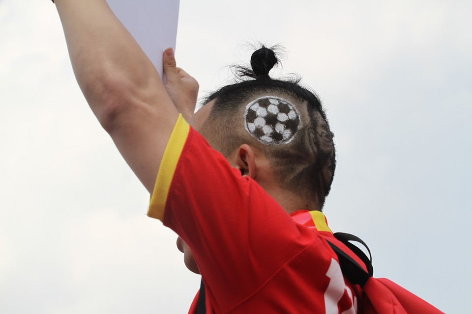 Một cổ động viên đã khắc hình quả bóng cổ vũ cho tuyển Việt Nam. (Ảnh: Minh Sơn/Vietnam+)