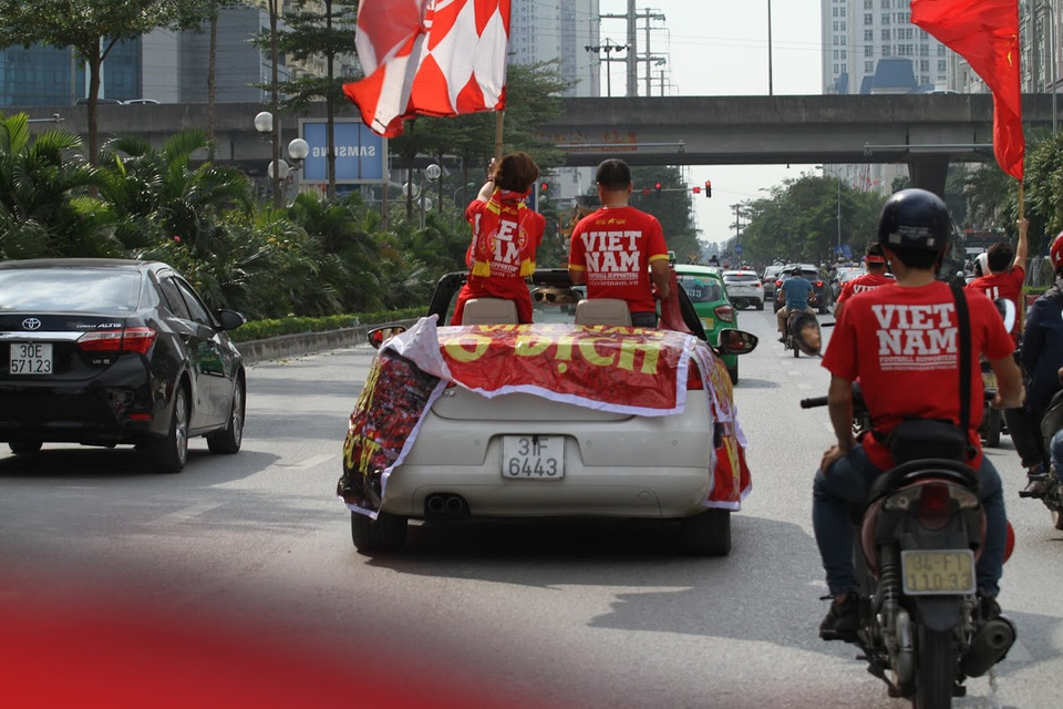 Các cổ động viên trên đường đến sân Mỹ Đình. (Ảnh: Minh Sơn/Vietnam+)