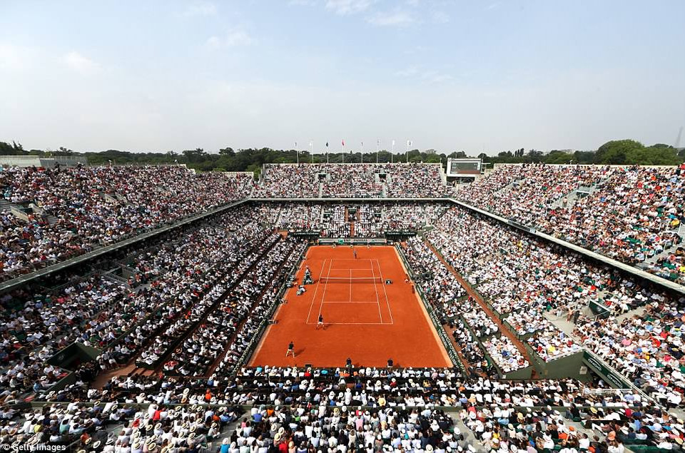 ...trước sự chứng kiến của người hâm mộ trên khắp khán đài.