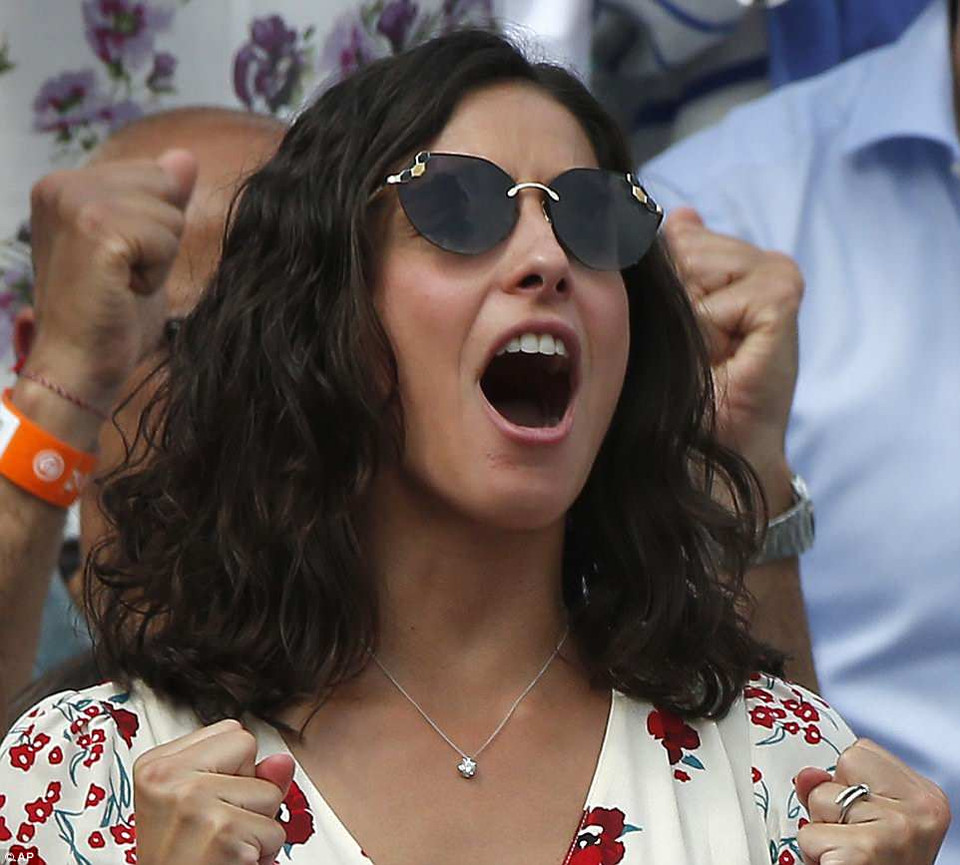 Xisca Perello, bạn gái của Rafael Nadal cổ vũ cuồng nhiệt.