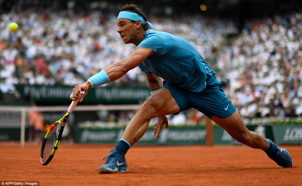 Rafael Nadal chính là người nhập cuộc thuận lợi hơn và giành break ngay game đầu tiên.