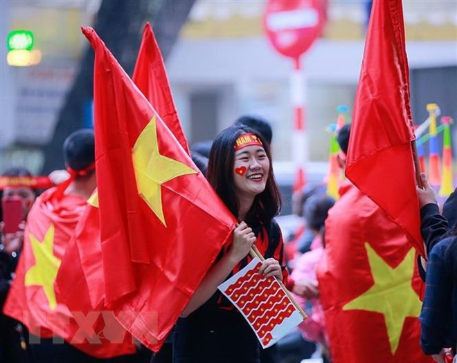 Người hâm mộ với cờ và băngrôn cổ vũ cho đội tuyển Việt Nam. (Ảnh: Trọng Đạt/TTXVN)