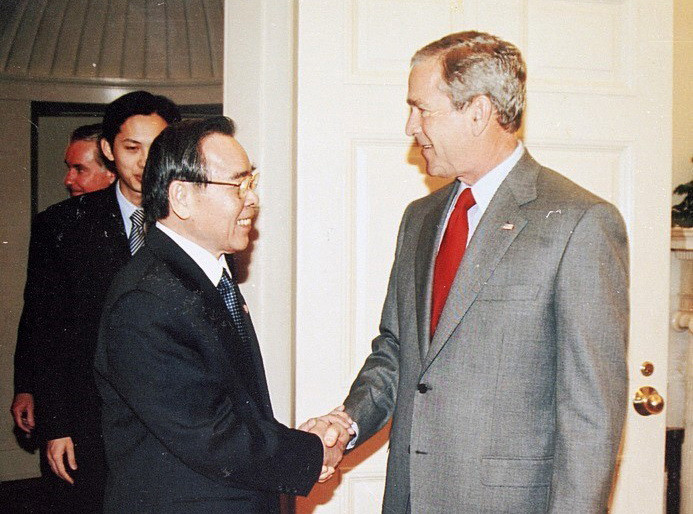 Thủ tướng Phan Văn Khải tại buổi hội đàm với Tổng thống Mỹ G.J.Bush tại phòng Ôvan, Nhà Trắng, ngày 21/6/2005. (Ảnh: Thế Thuần/TTXVN)