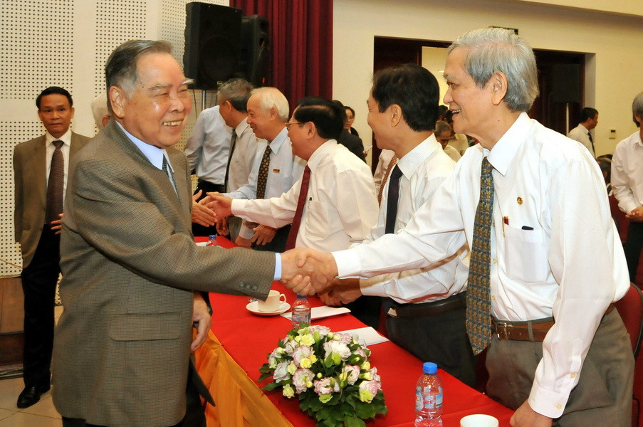 Nguyên Thủ tướng Phan Văn Khải với các đại biểu dự buổi lễ kỷ niệm 70 năm Ngày thành lập Thông tấn xã Việt Nam (15/9/1945-15/9/2015) và 55 năm Ngày thành lập Thông tấn xã Giải phóng (12/10/1960-12/10/2015) được tổ chức tại Cơ quan TTXVN khu vực phía Nam (TP. Hồ Chí Minh). (Ảnh: Mạnh Linh/TTXVN)