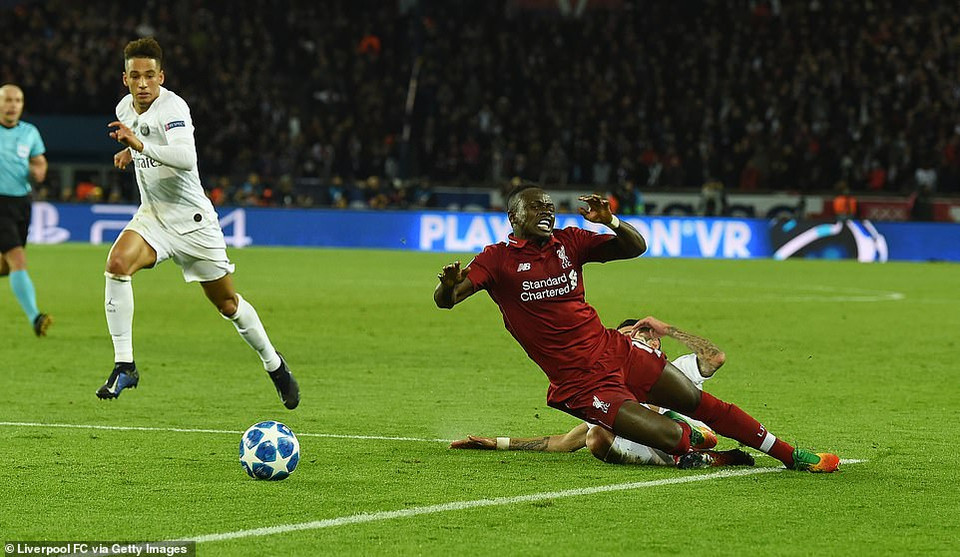 Nhưng chỉ 8 phút sau, Liverpool đã có được cơ hội rất lớn khi Mane bị di Maria phạm lỗi trong vòng cấm.