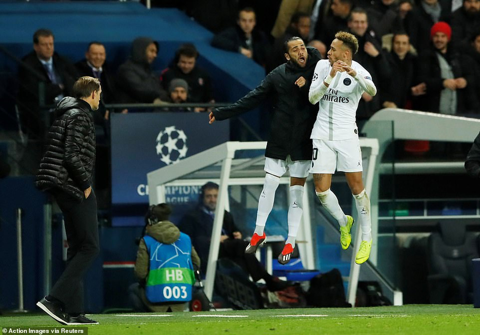 Bộ đôi người Brazil ăn mừng trên sân.