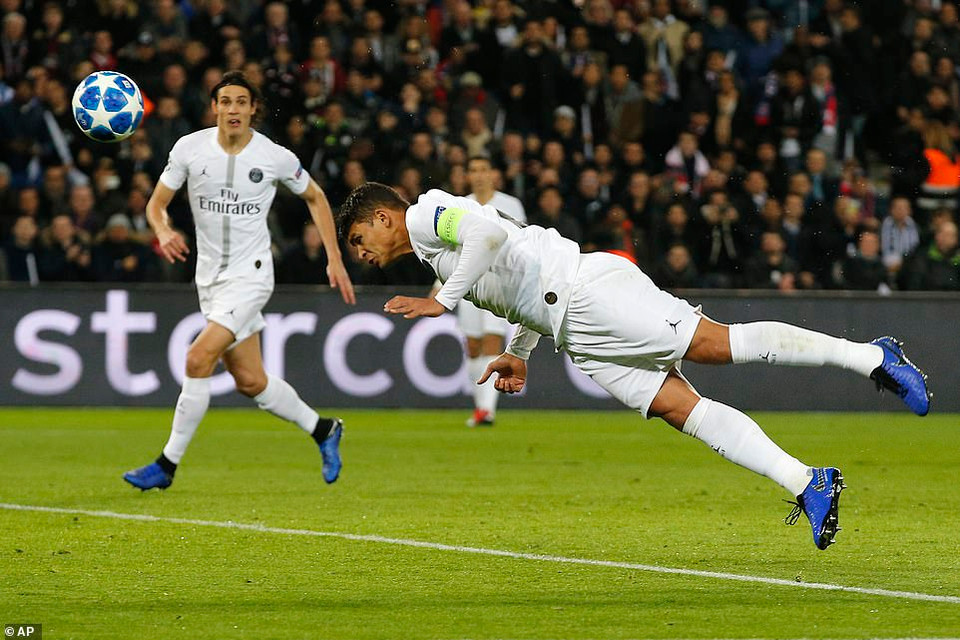 PSG chính là đội bóng nhập cuộc tốt hơn và suýt chút nữa có bàn mở tỷ số từ sớm sau pha đánh đầu cận thành của Silva.