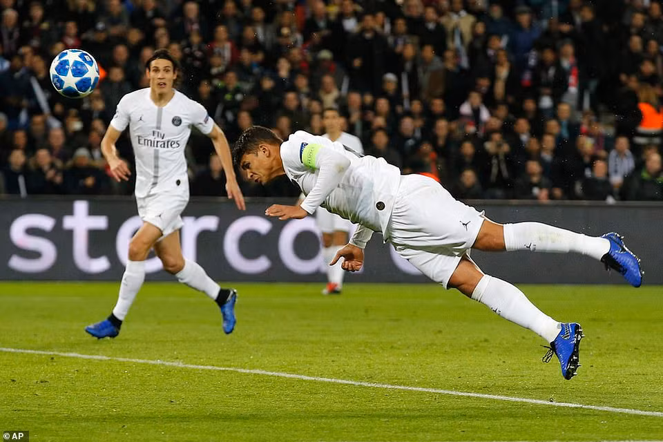 PSG chính là đội bóng nhập cuộc tốt hơn và suýt chút nữa có bàn mở tỷ số từ sớm sau pha đánh đầu cận thành của Silva.