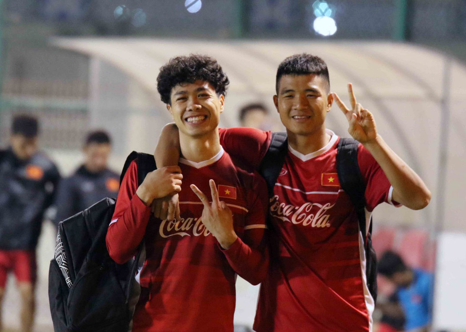 Công Phượng và Đức Chinh thoải mái sau buổi tập. (Nguồn: VFF)