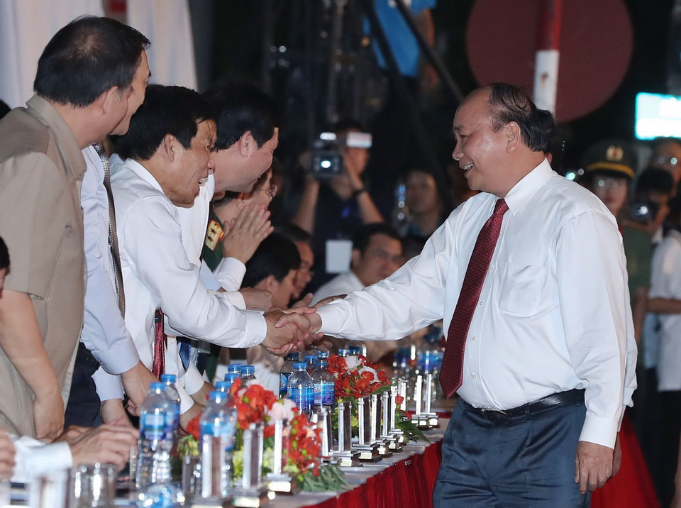 Thủ tướng Nguyễn Xuân Phúc với các đại biểu tham dự buổi lễ. (Ảnh: Thống Nhất/TTXVN)