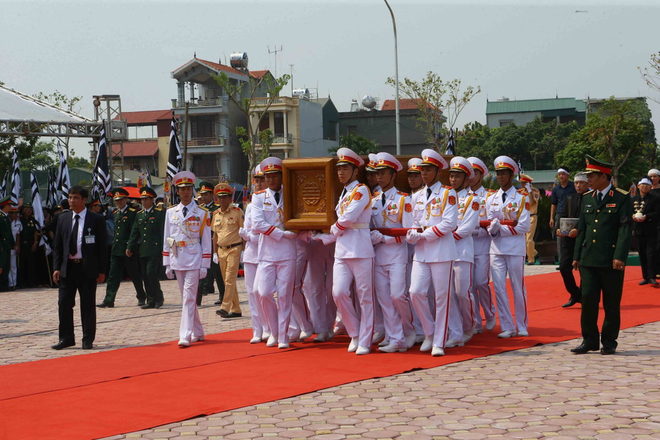 Đưa linh cữu nguyên Tổng Bí thư Đỗ Mười vào khu vực an táng. (Ảnh: Doãn Tấn/TTXVN)