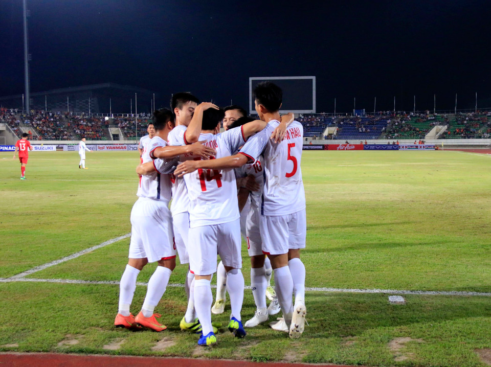 Niềm vui của các cầu thủ Việt Nam sau bàn mở tỷ số. (Ảnh: Phạm Kiên/TTXVN)