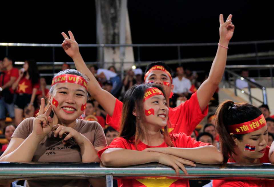 Niềm vui của các nữ cổ động viên xinh đẹp Việt Nam trên sân (Ảnh: Phạm Kiên/TTXVN)