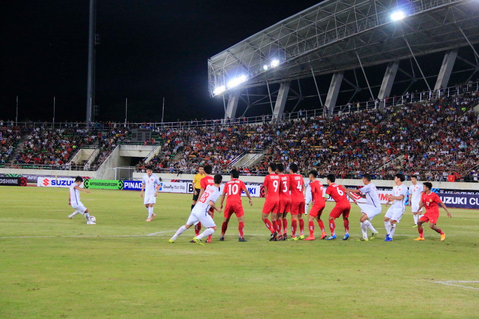 Sang hiệp 2, Quang Hảo sút phạt hoàn hảo mang về bàn thắng giúp Việt Nam dẫn 3-0.