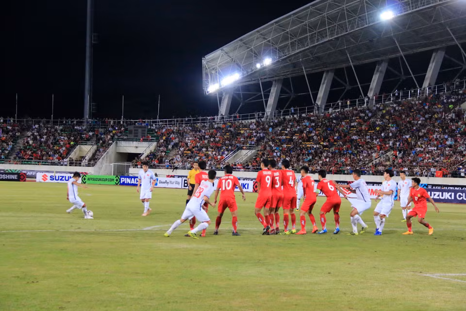 Sang hiệp 2, Quang Hảo sút phạt hoàn hảo mang về bàn thắng giúp Việt Nam dẫn 3-0.