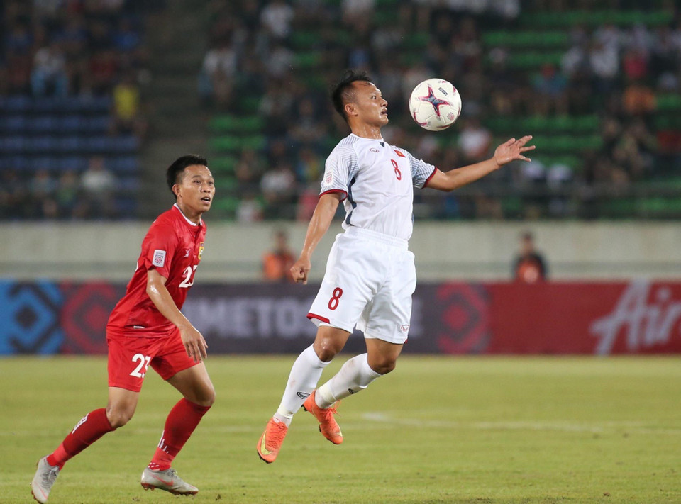 Một pha tranh bóng "chất lừ" của Trọng Hoàng (Ảnh: Phạm Kiên/TTXVN)