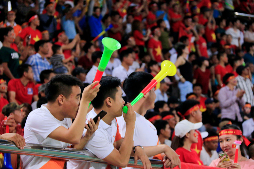 Cổ động viên Việt Nam "nhuộm đỏ" khán đài để cổ vũ cho đội nhà và họ hoàn toàn hài lòng với những gì mà các cầu thủ thể hiện. (Ảnh: Phạm Kiên/TTXVN)