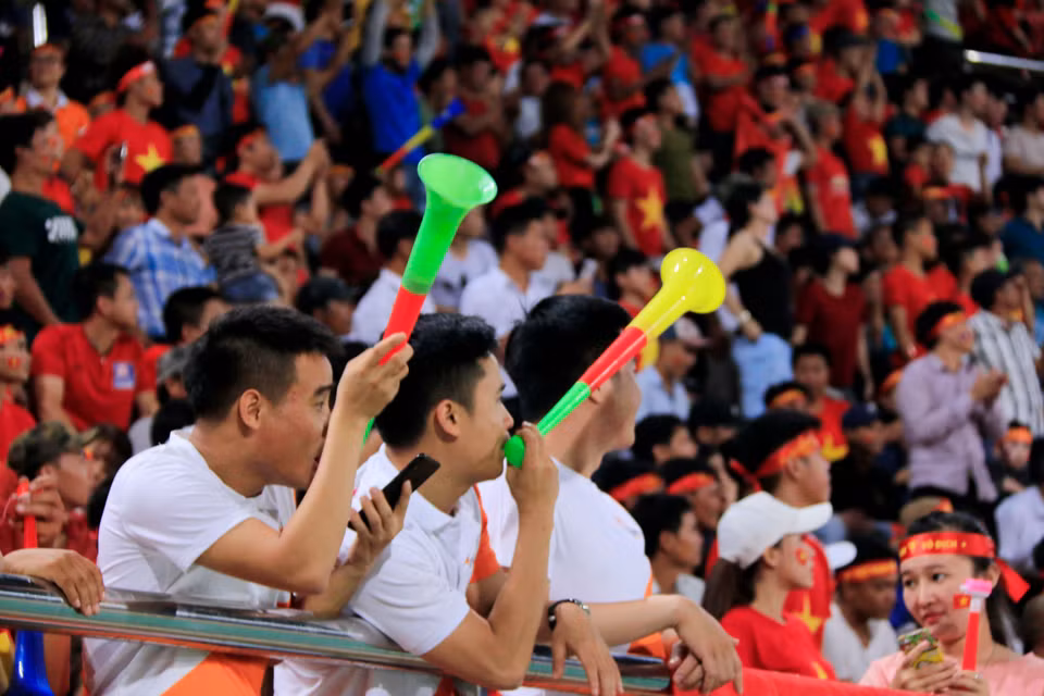 Cổ động viên Việt Nam "nhuộm đỏ" khán đài để cổ vũ cho đội nhà và họ hoàn toàn hài lòng với những gì mà các cầu thủ thể hiện. (Ảnh: Phạm Kiên/TTXVN)