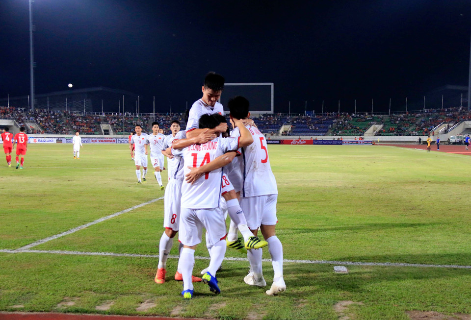 Chiến thắng ở trận ra quân đưa Việt Nam tạm giữ ngôi đầu bảng đấu với số điểm bằng Malaysia nhưng hơn hiệu số bàn thắng. (Ảnh: Phạm Kiên/TTXVN)