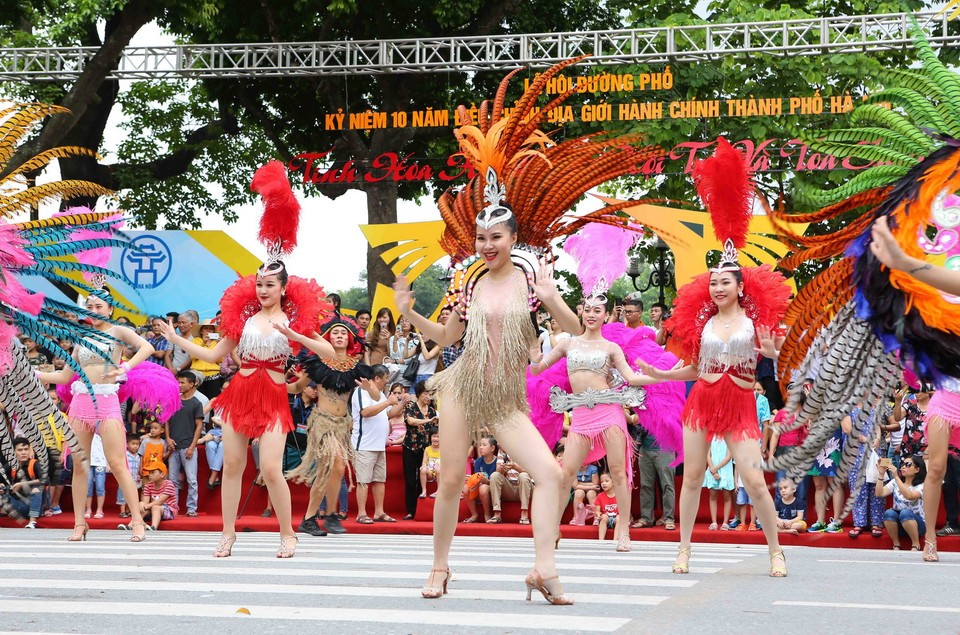 Các đoàn tham gia trình diễn tại Lễ hội. (Ảnh: Thành Đạt/TTXVN)