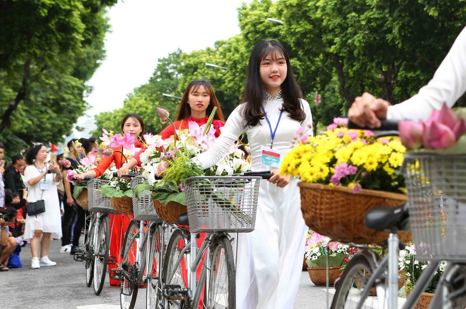 Trình diễn lễ hội hoa của huyện Mê Linh. (Ảnh: Thành Đạt/TTXVN)