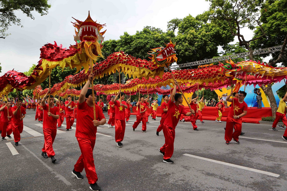 Đoàn múa rồng diễu hành. (Ảnh: Quang Quyết/TTXVN)