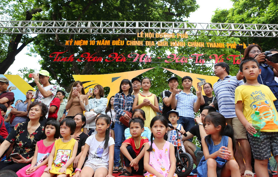 Người dân Thủ đô đến xem Lễ hội đường phố 'Tinh hoa Hà Nội – Hội tụ và tỏa sáng.' (Ảnh: Thành Đạt/TTXVN)