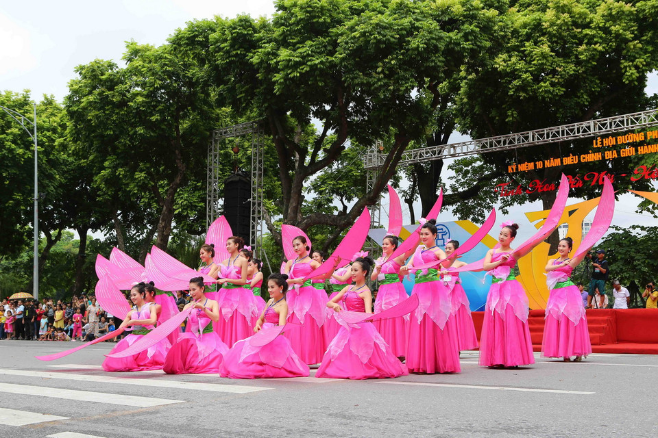 Trình diễn tiết mục múa hoa sen tại buổi lễ. (Ảnh: Thành Đạt/TTXVN)