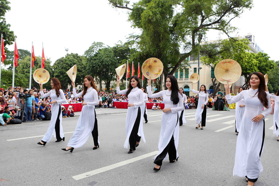 Trình diễn tiết mục áo dài tại buổi lễ. (Ảnh: Thành Đạt/TTXVN)