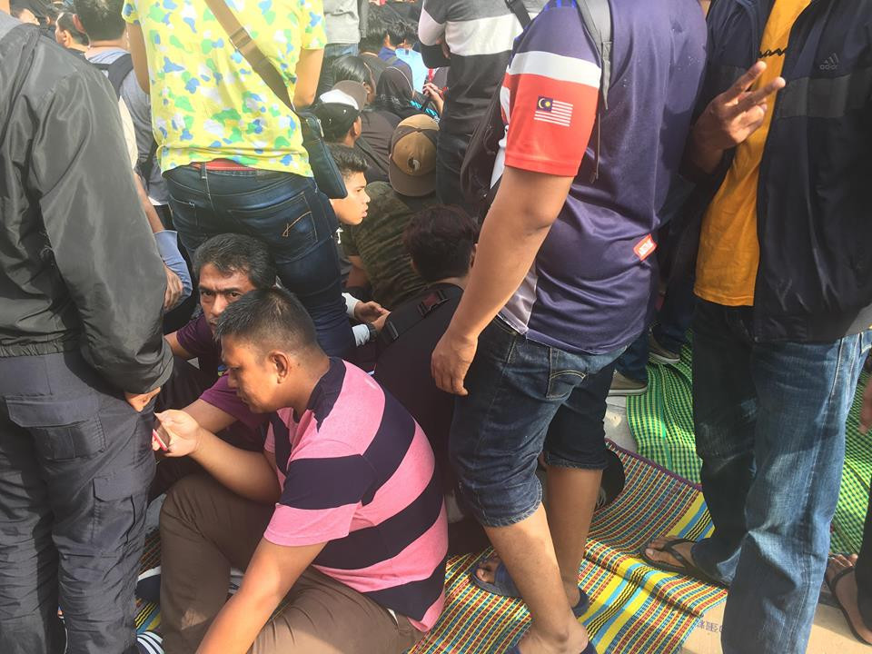 Với những ai đã mua được vé, FAM đề nghị không được gây mất trật tự, giữ kỷ luật trong sân, không để xảy ra các sự cố đáng tiếc. (Ảnh: Lương Hòa/Vietnam+)